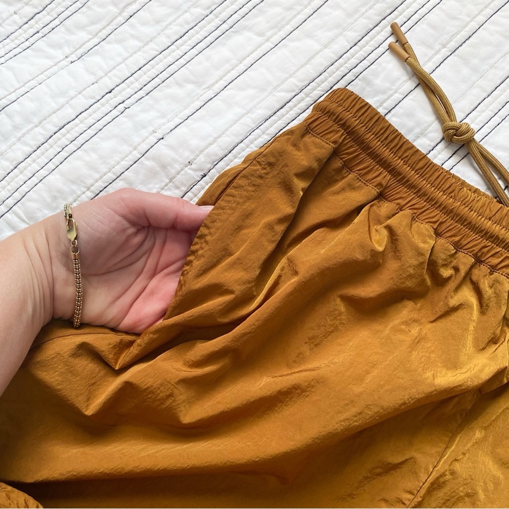 Good American Essential Track Gold Bronze Windbreaker Jogger Pant size 1 Small - Picture 8 of 12